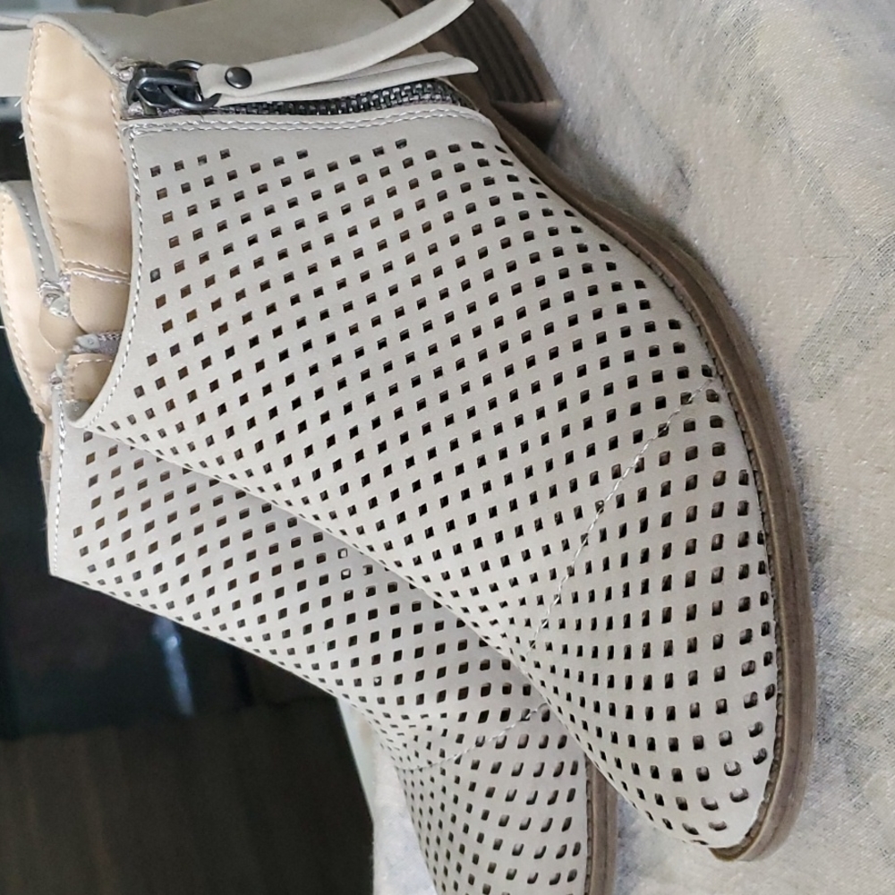 Beige low cut boot - Picture 1 of 5